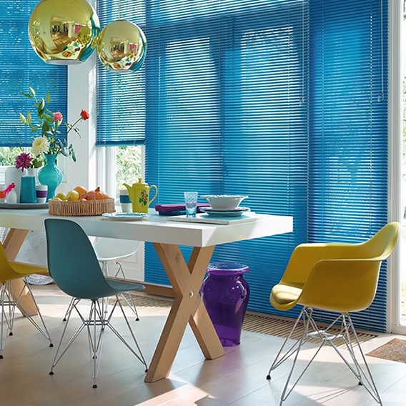 Buntes Wohnzimmer mit blauen Jalousien