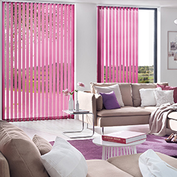 Pinke Lamellenvorhänge im Wohnzimmer
