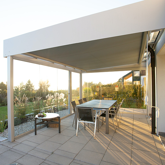 Sonnige Terrasse mit Tischgarnitur und einer Markise