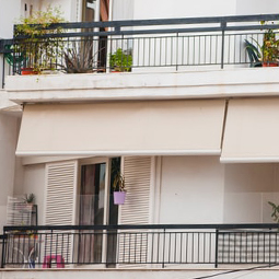 Zwei mediterrane Balkone mit Markisen