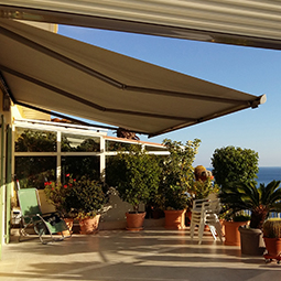 Sonnige Terrasse mit einer Markise