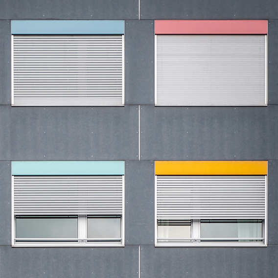 Vier breite Fenster mit Rollläden